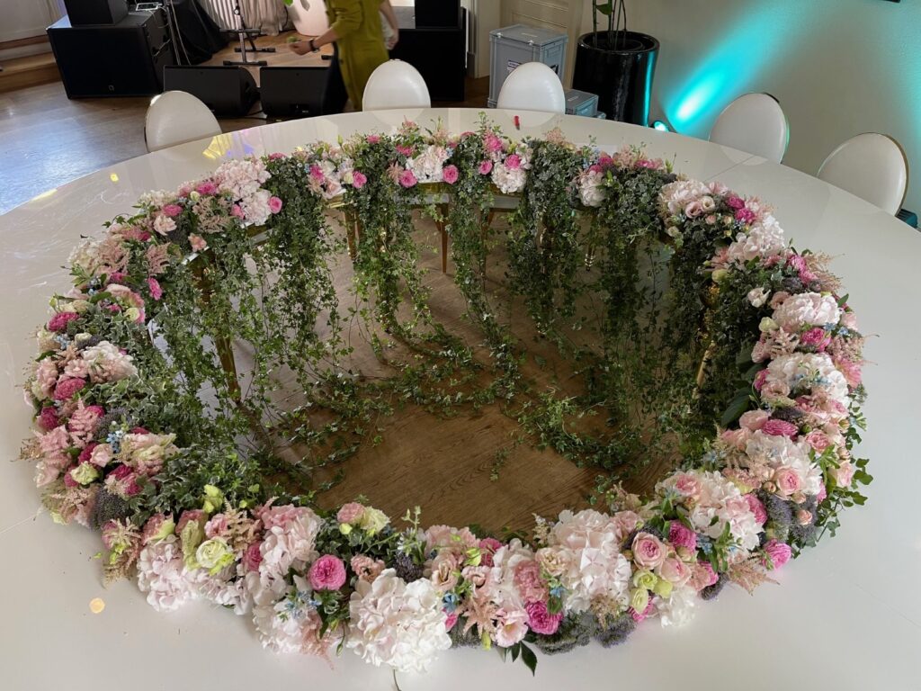 Round flower decoration for weddings