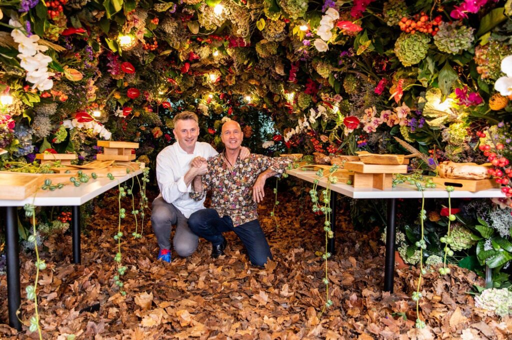 Peter Boeijkens in Mon Repus restaurant, autumn flower decorations